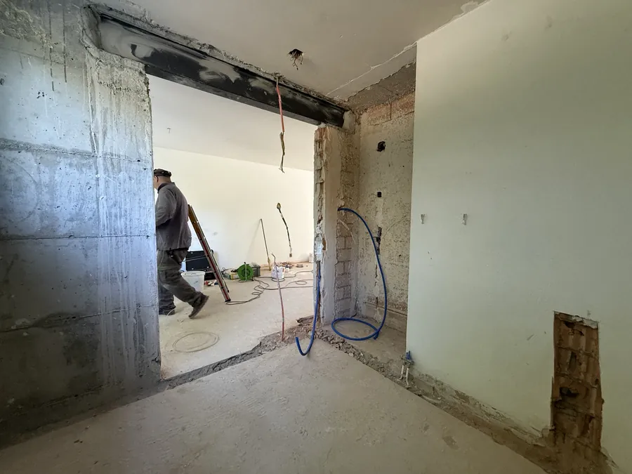 Die Öffnung von der Küche aus: Stahlträger über der Öffnung, Wände im Rohbau