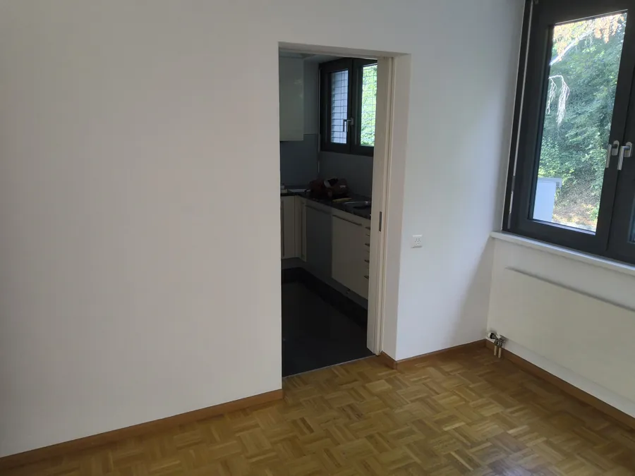 Essbereich mit schmaler Tür zur Küche, vor dem Umbau